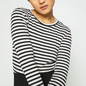 Selected Femme Slfanna Ls Crew Neck Str Noos – Pullover – Black/Snow White Stripes à prix d'occasion 14